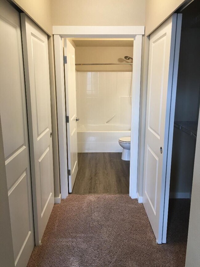 Building Photo - Come check out this 2 bedroom 2 bath with upscale interiors and open concept floorplan!