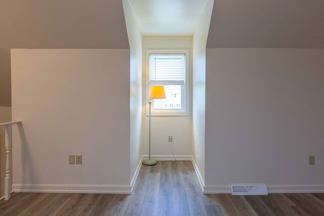 Building Photo - Updated Townhouse with Deck, Basement, New...