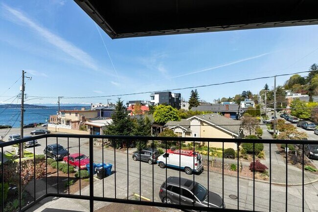 Building Photo - Beautifully Remodeled Top Floor Alki Condo with Views!