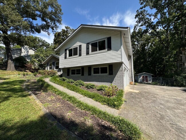 Building Photo - Spacious 3/2.5 House in Twickenham Estates...