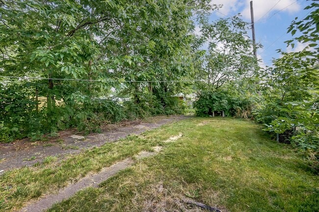 Building Photo - 3 Bed In Dayton- MOVE IN SPECIAL! Second Month Free if Moved in by May 1st!