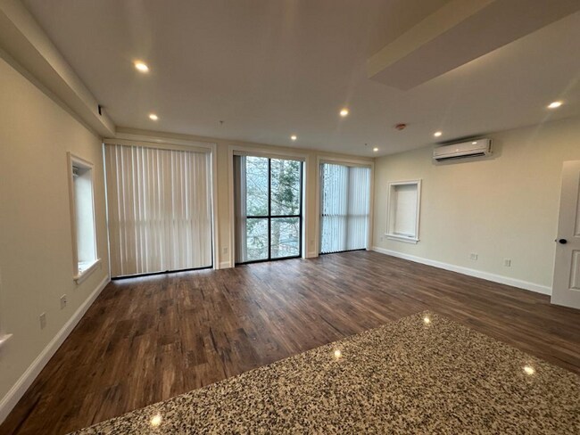 Building Photo - 19 Academy Dr