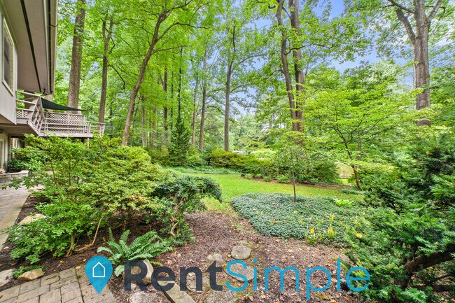 Building Photo - 6502 Lakeview Dr