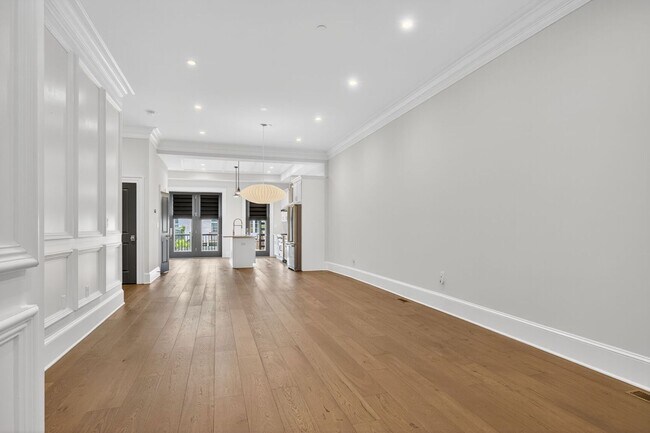 Building Photo - Available Now! 2 Bed // 2.5 Bath Between U...