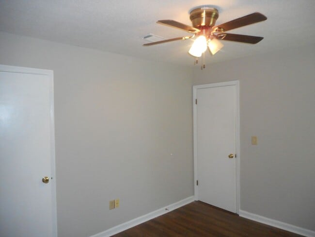 Building Photo - Charming 3BR/2BA Rental in Sand Ridge Neighbourhood