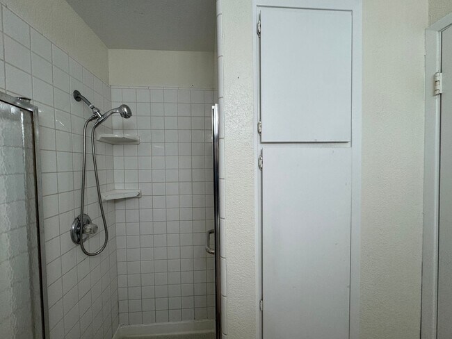 Building Photo - For Rent – Charming Woodland Condo with Co...