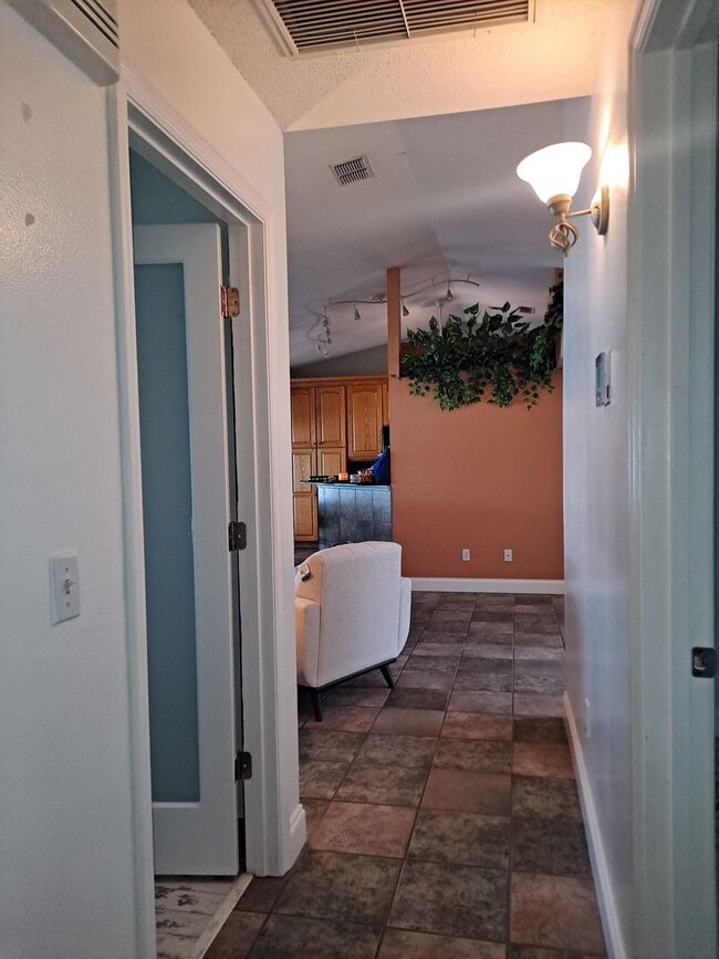 Building Photo - 3208 Royal Palm Dr