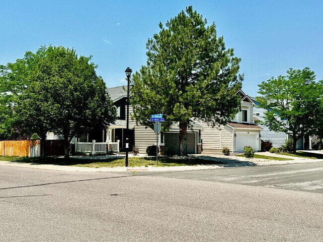 Building Photo - "Charming Centennial Retreat: Spacious 3-Bedroom Home with 2.5 Baths!