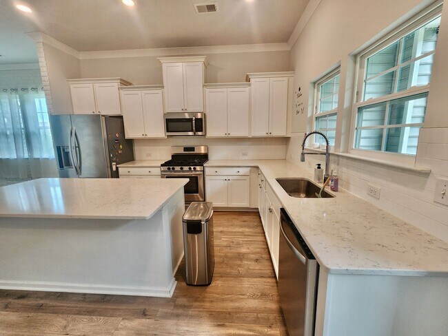 Building Photo - Well maintained end unit townhome in Grand...