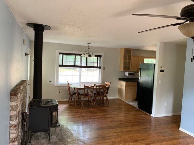 Building Photo - 3 Bedroom, PET FRIENDLY House in Fieldbrook