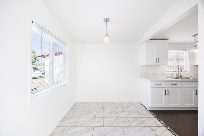 Building Photo - 3 Bedroom Duplex with Washer Dryer