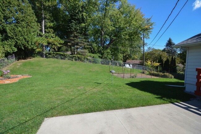 Building Photo - Absolutely pristine, unique multi-level floor plan