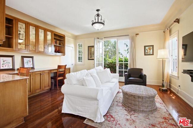 Building Photo - 617 N Plymouth Blvd