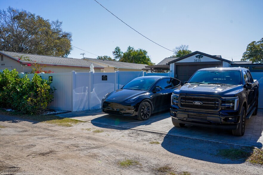 Building Photo - 3835 4th Ave N