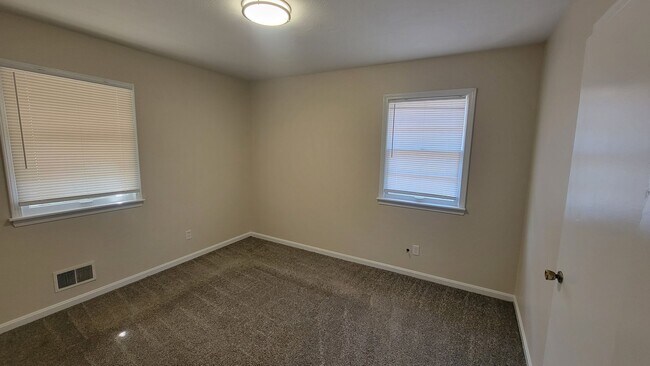 Building Photo - 6101 Shadow Run Rd