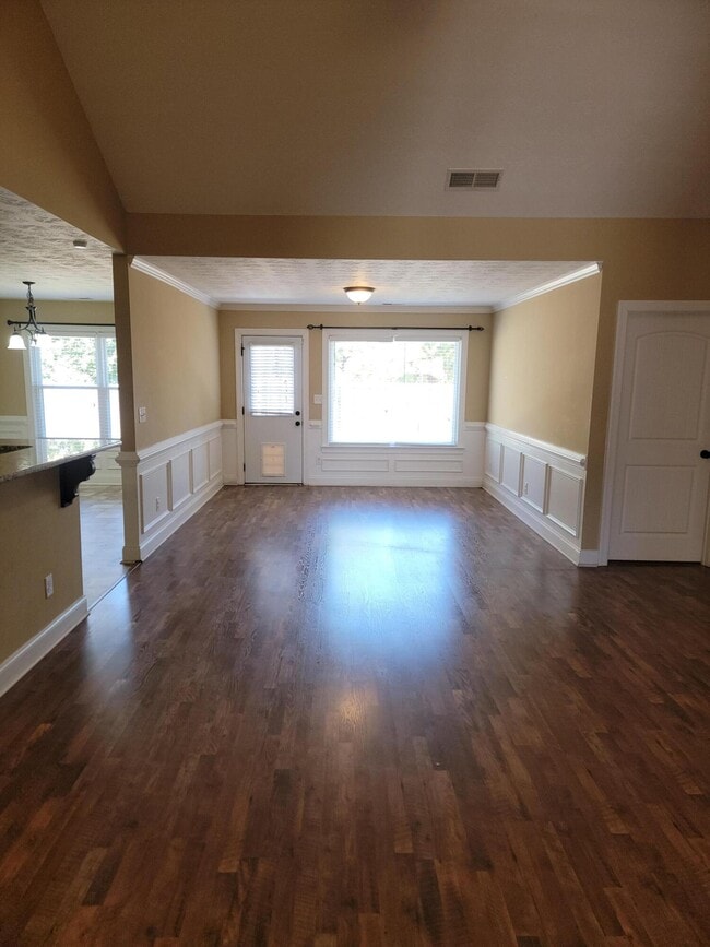 Building Photo - 2581 Kirby Ave