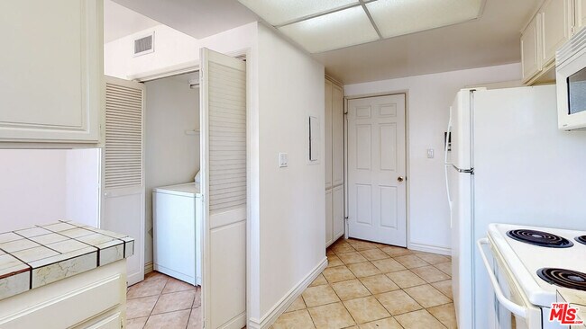 Building Photo - 144 N Hamilton Dr