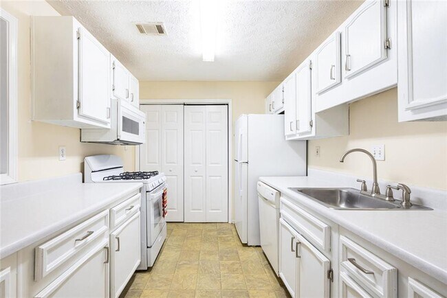 Building Photo - 910 Augusta Dr