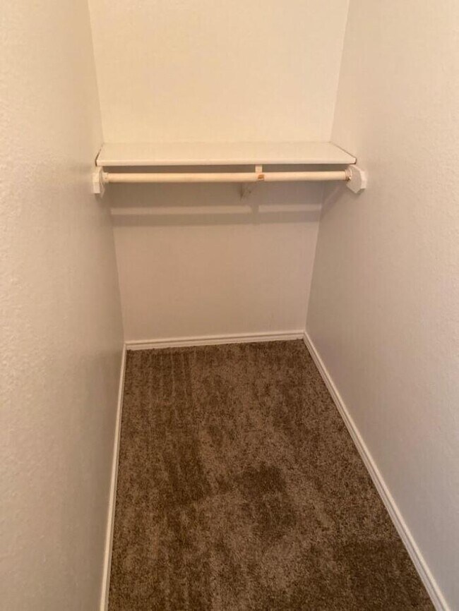 Building Photo - 2 bedroom Water included ! Must see!