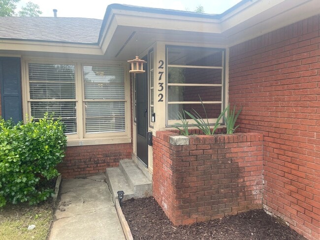 Building Photo - 4 bed 2 bath 2 car, Great Character and st...