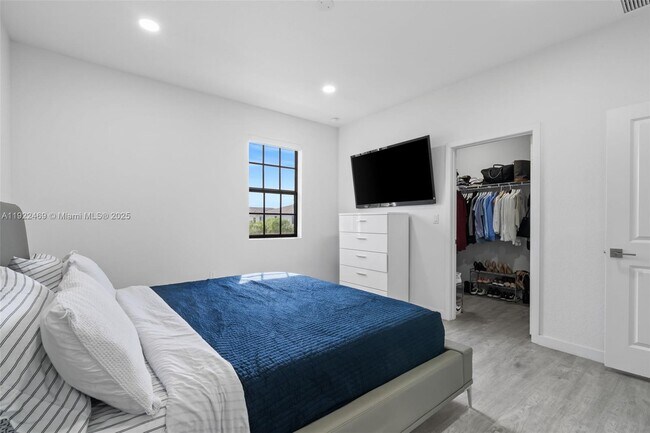 Building Photo - 757 SW 11th St