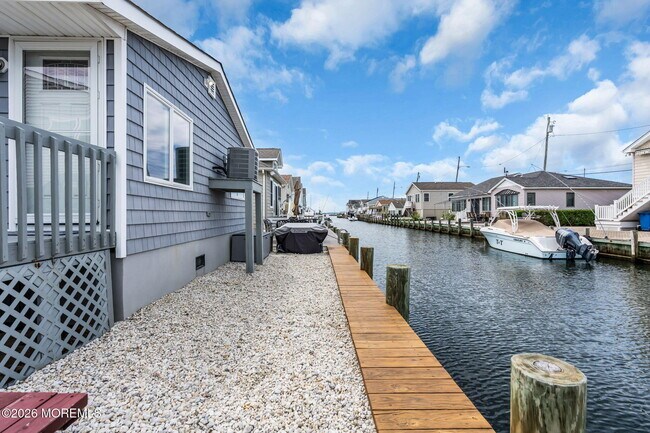 Building Photo - 208 Mallard Ln
