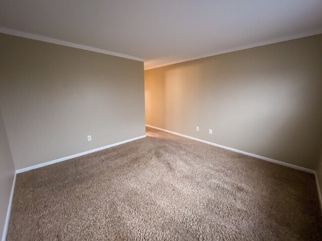 Building Photo - Welcome home to this charming 4-bedroom, 2.5-bath home in Noblesville!