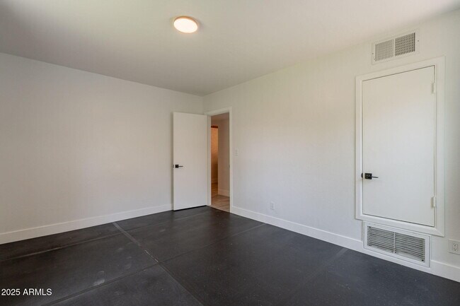 Building Photo - 1116 E Fern Dr N