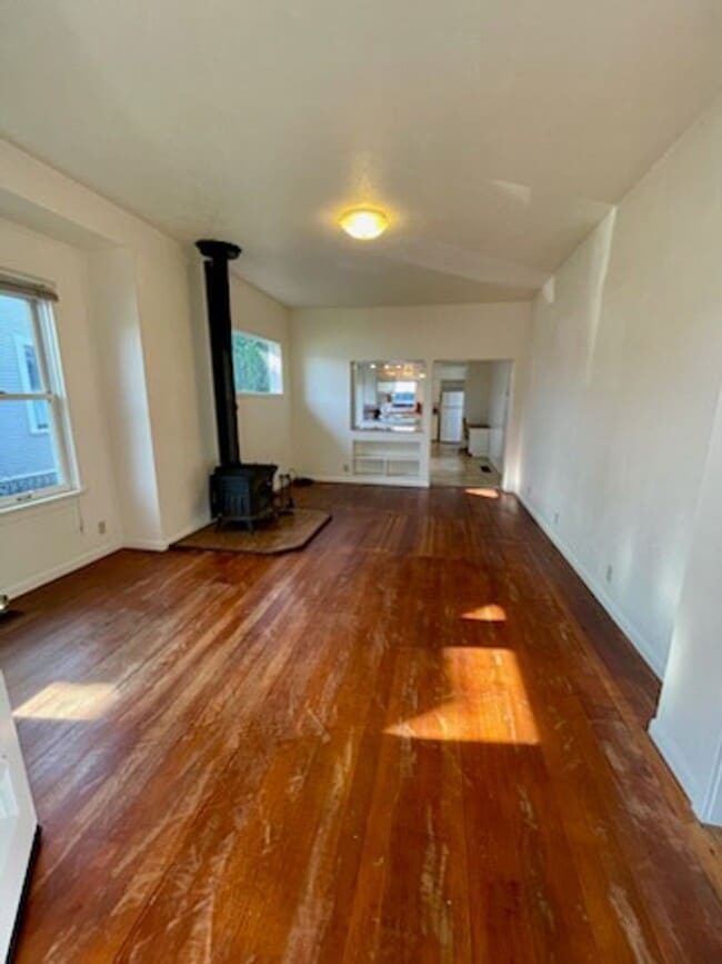 Building Photo - Conveniently located 3/1 Arcata Home