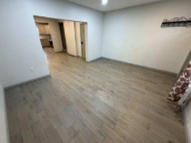 Building Photo - AVAILABLE FOR SHOWING !!! 4BR / 1.5BA.