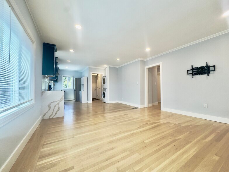 Building Photo - 161 Perry Pl