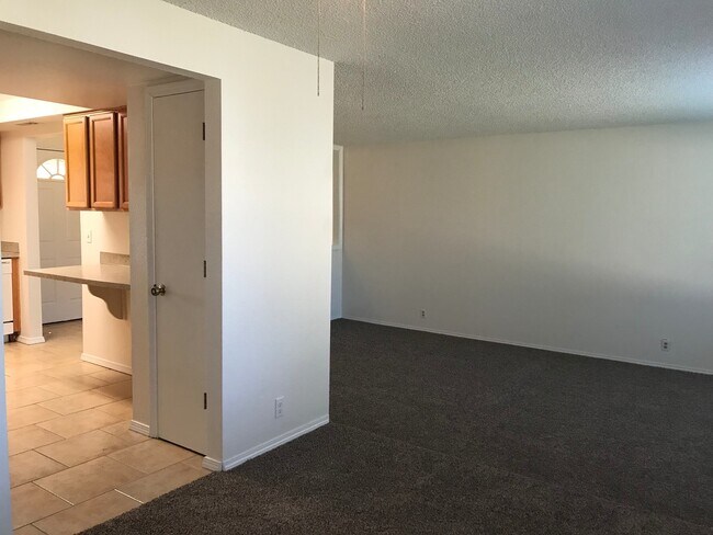 Building Photo - Adorable 3 Bed 2 Bath Ranch Style Home on ...