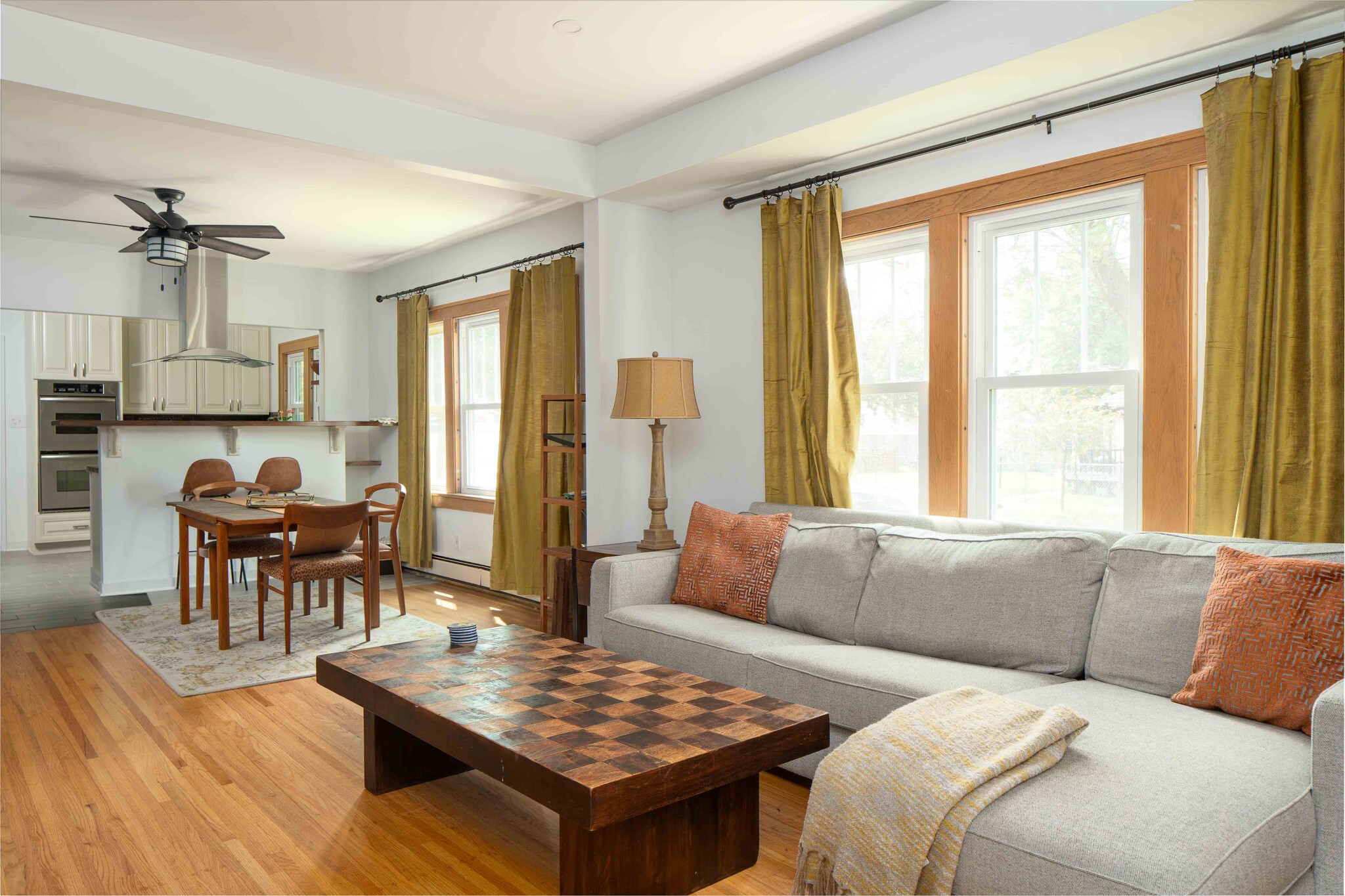 living room, TONS of windows - 2401 3rd st NE Apt 2
