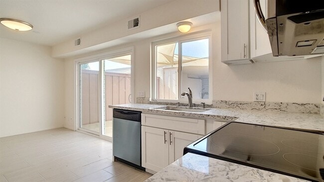 Building Photo - 3BR 1.5BA Townhome with 2 Car Garage, Larg...