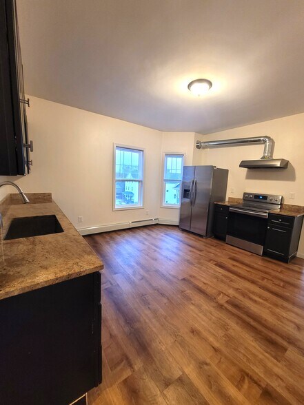 Primary Photo - 119 Rodney St