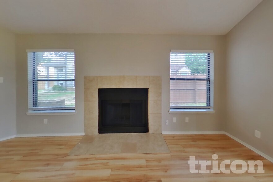 Building Photo - 2033 Feather Ln