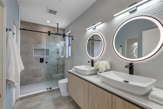 Building Photo - 811 SW 10th Terrace