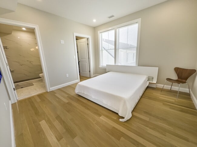 Building Photo - 40 Waverly St