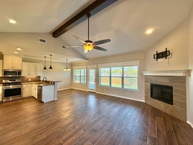 Building Photo - Beautiful 3-Bedroom, 2-Bath Home with Mode...