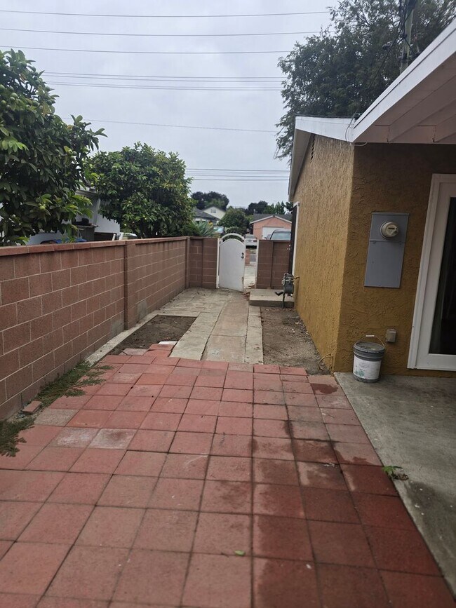 Building Photo - Beautifully Maintained 6-Bedroom Home in t...