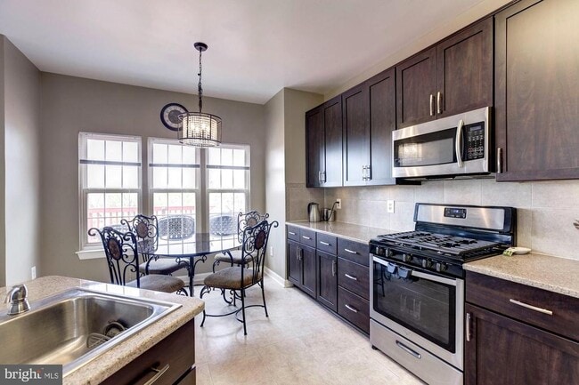 Building Photo - 13724 Valley Oak Cir