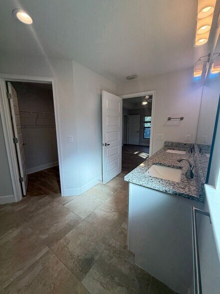 Building Photo - 4602 Karen Ave N