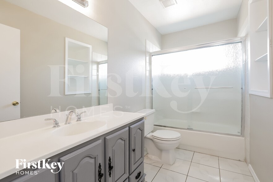 Building Photo - 825 Antigua St