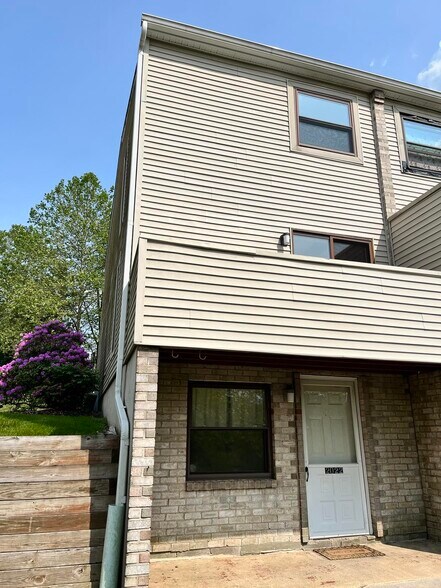 Building Photo - 2022 Valley Dr