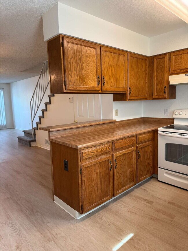 Building Photo - Cozy 2 Bed, 1.5 Bath Townhouse with Fireplace + Community Pool + Reserved Parking Space!
