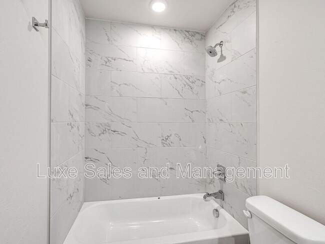 Building Photo - 618 W 2nd St