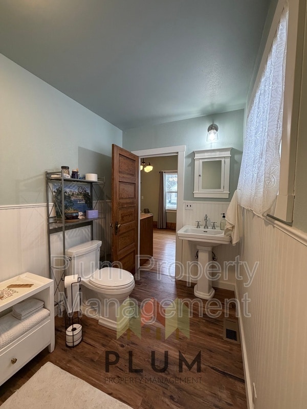 Building Photo - 208 Cedar St