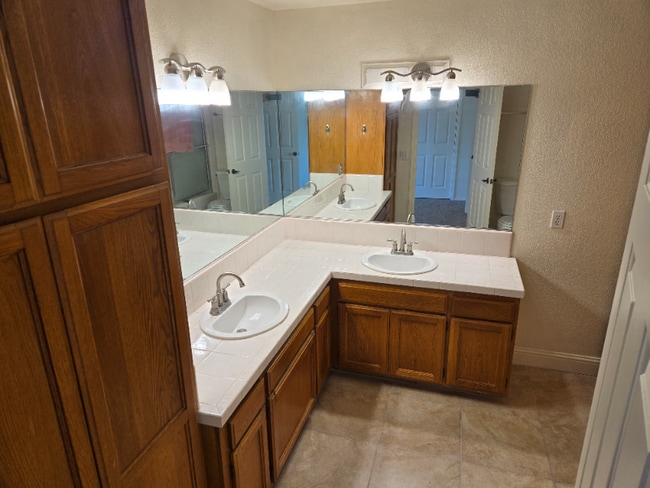 Building Photo - 652 Shady Ln