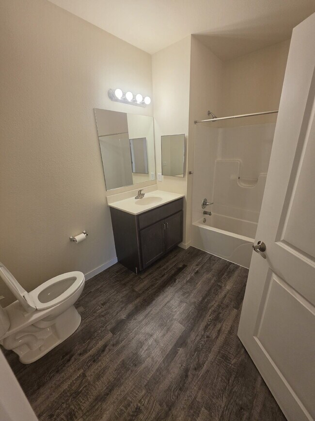 Building Photo - 2 Bedroom | 1 Bathroom 2nd Floor Apartment Available RIGHT NOW!