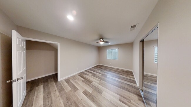 Building Photo - 6BD/2BA on Ewing!